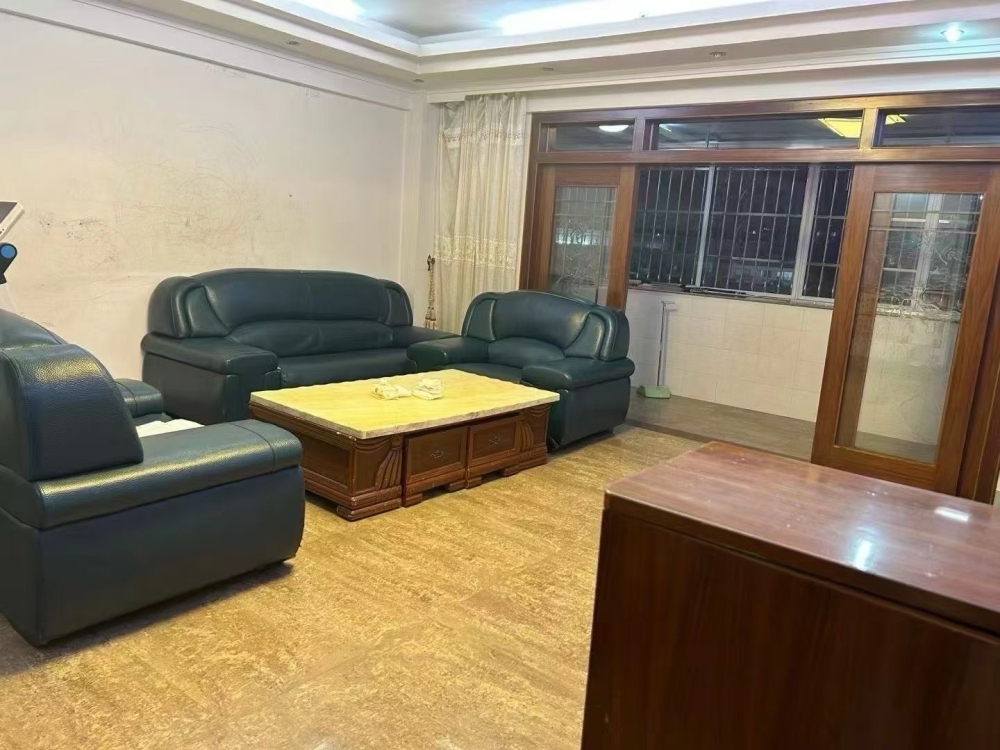 鹏中小区二楼出租  135㎡ 1500元/月