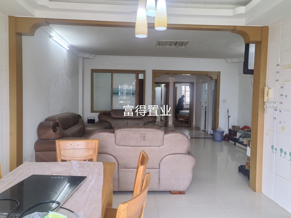 宝美街  105㎡   3房2厅  精装  证全  68万元  看房:  13506919091