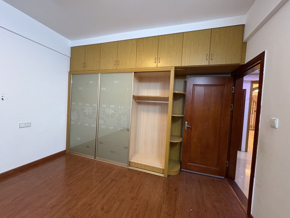 平铺小区  120㎡ 1800元/月