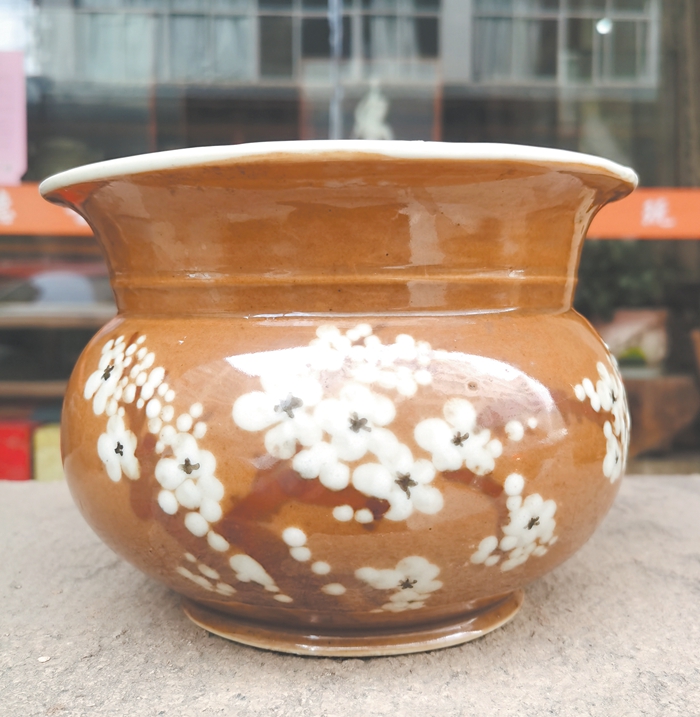 點(diǎn)釉技藝制作的梅花醬釉國(guó)民時(shí)期渣斗.jpg