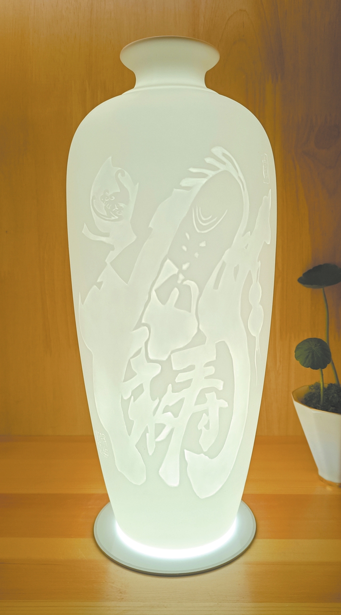 當(dāng)代徐志鈺創(chuàng)作的福祿壽瓶.jpg