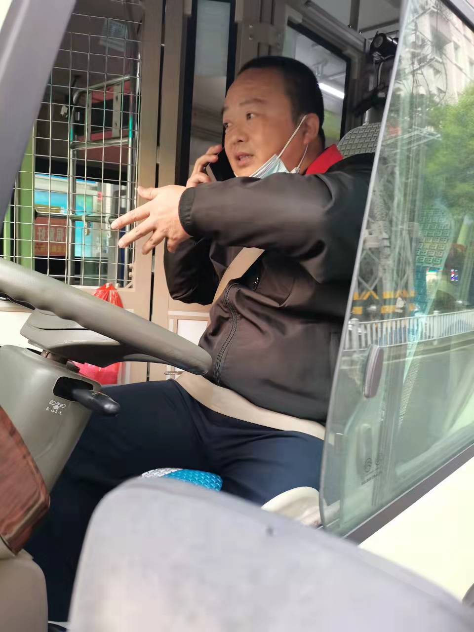 7號路線開公交車司機沒素質(zhì)滿嘴罵臟話，指中指??！