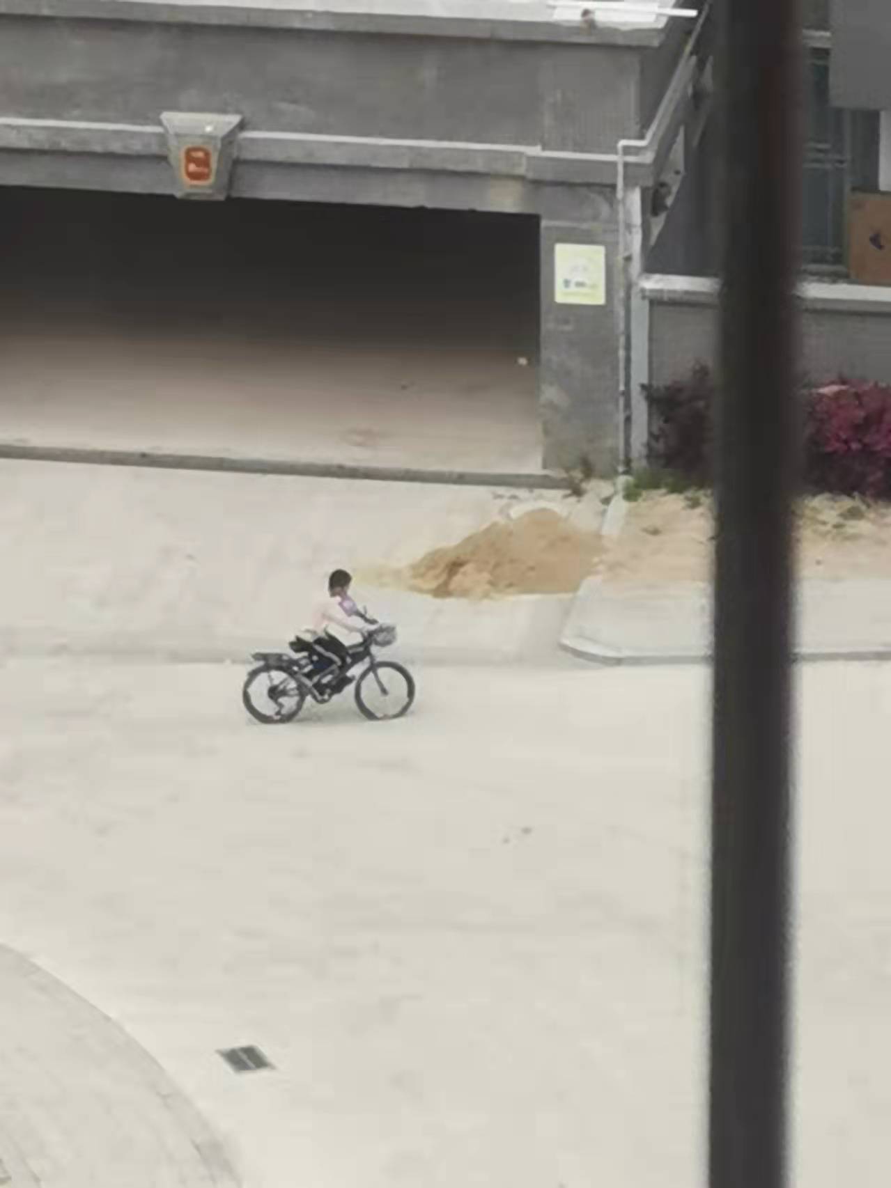 疫苗期間，小朋友還繼續(xù)在小區(qū)玩