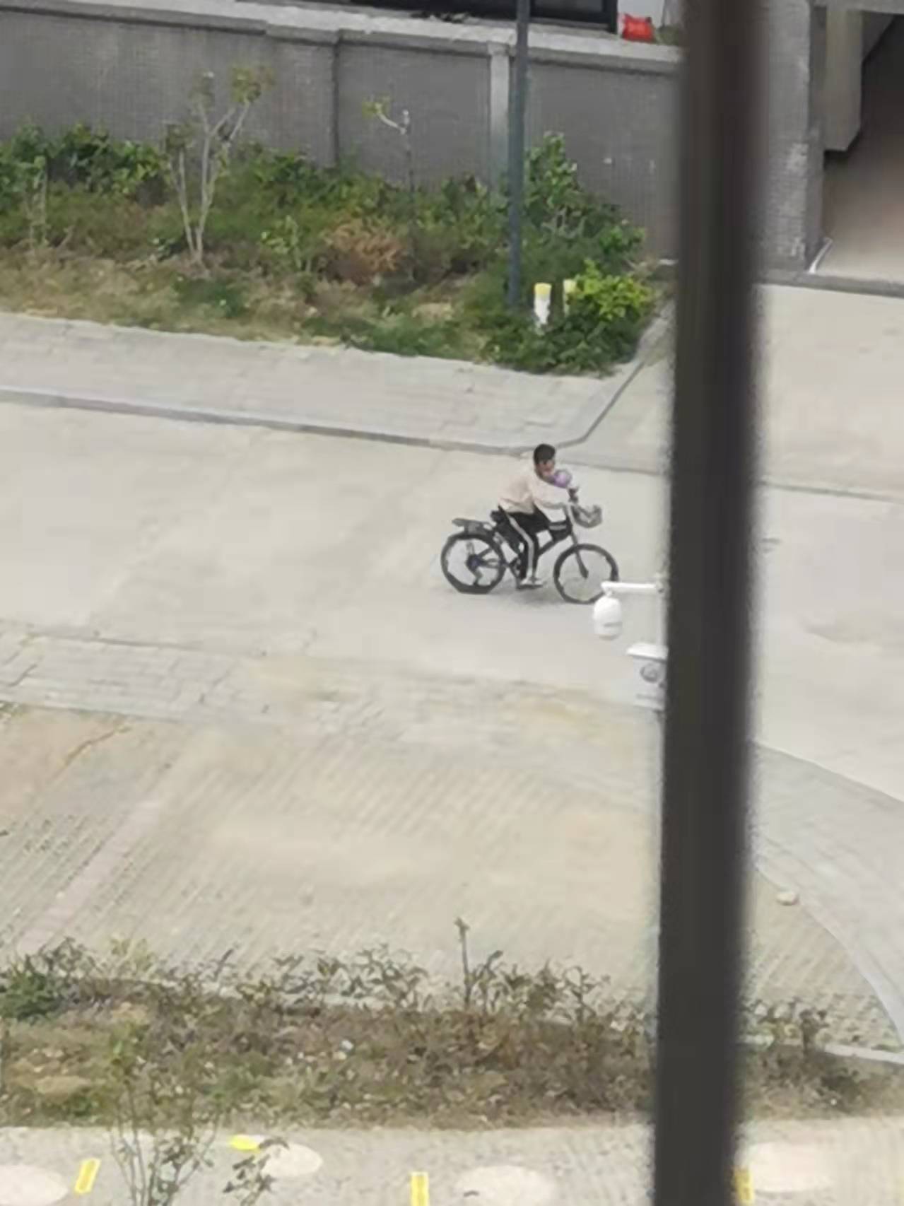 疫苗期間，小朋友還繼續(xù)在小區(qū)玩