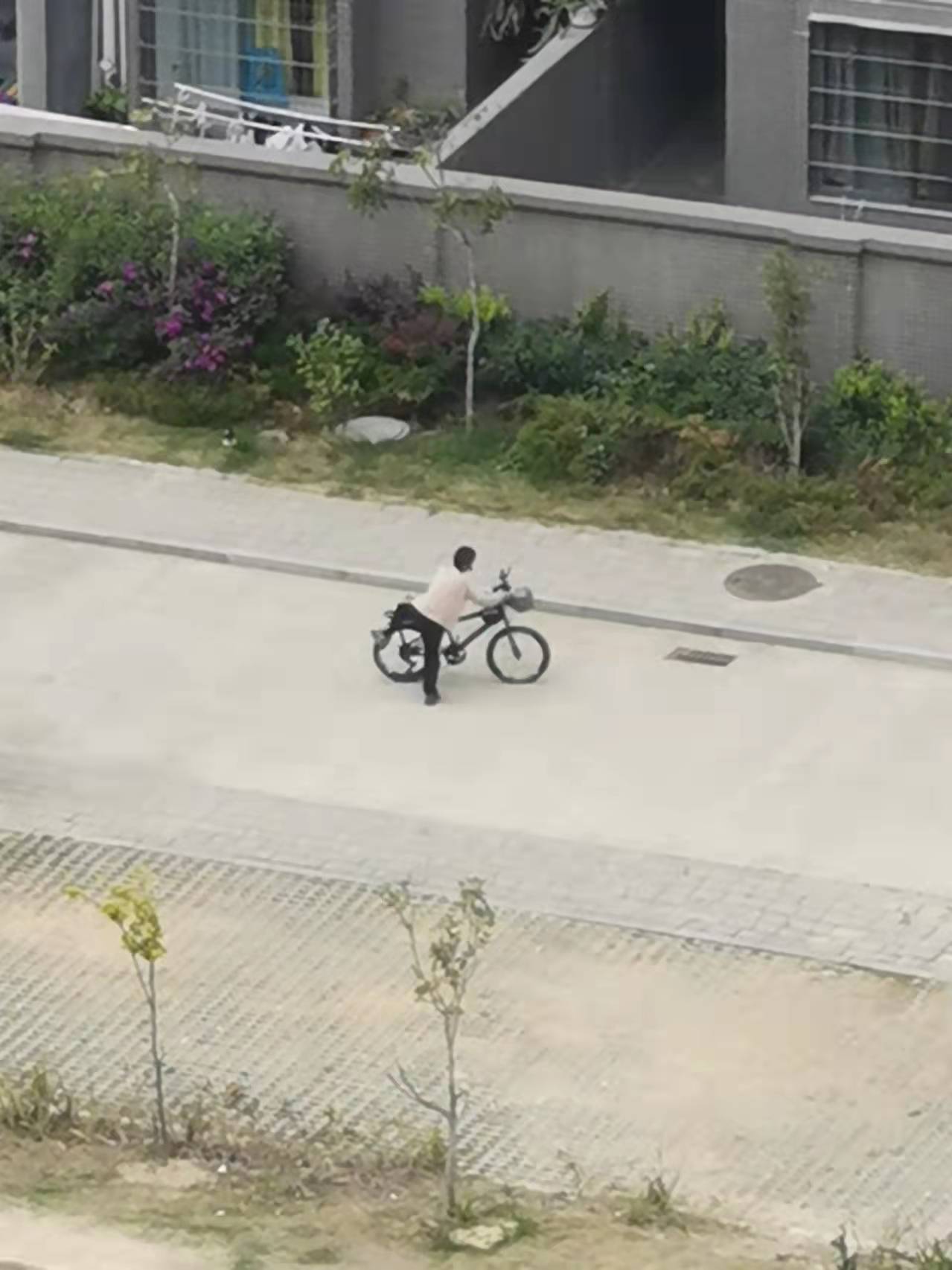 疫苗期間，小朋友還繼續(xù)在小區(qū)玩
