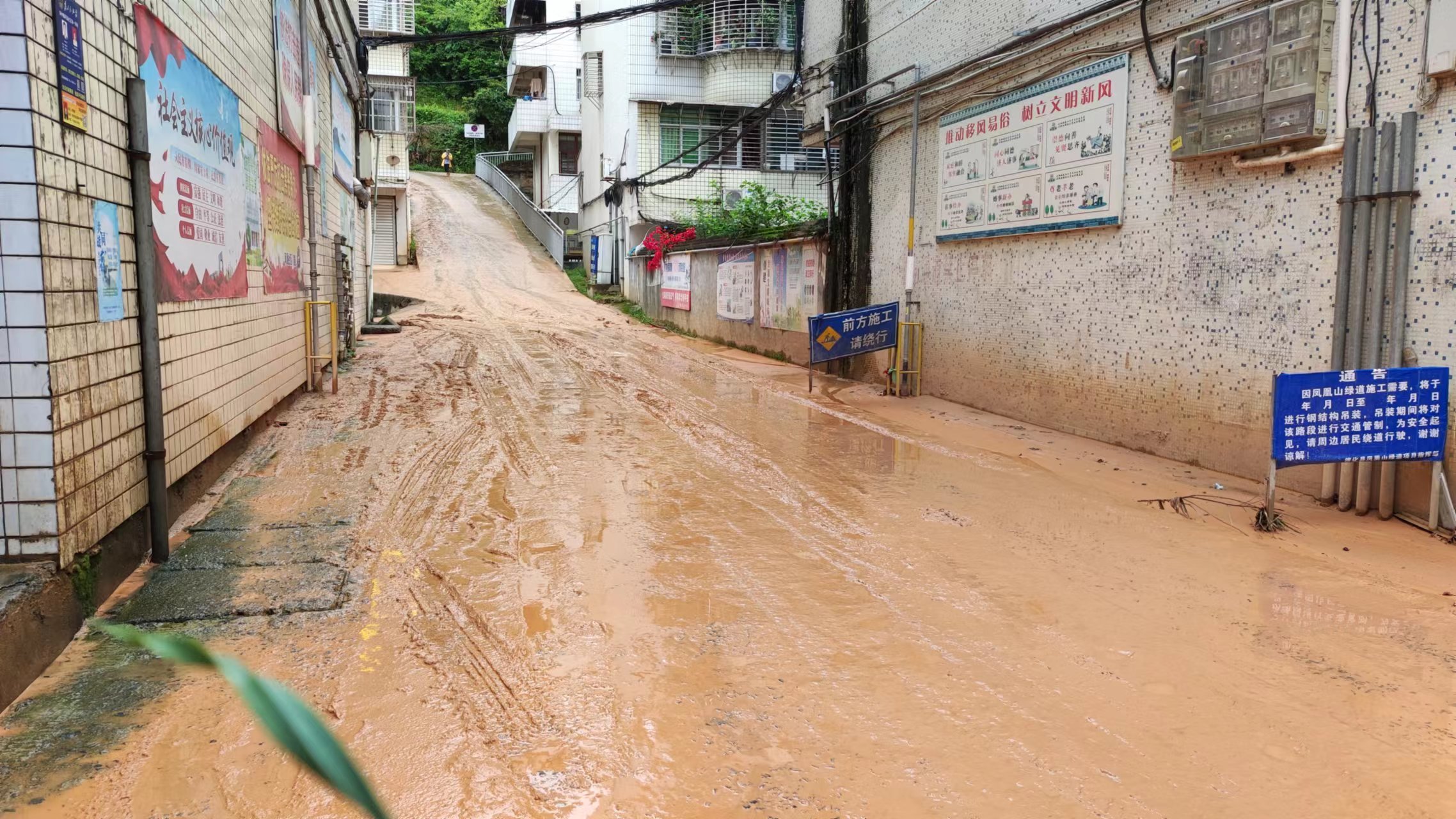 鳳凰社區(qū)西華巖路口遇到雨天道路泥濘不堪，出行受阻。懇請相關(guān)部門協(xié)調(diào)解決一下。