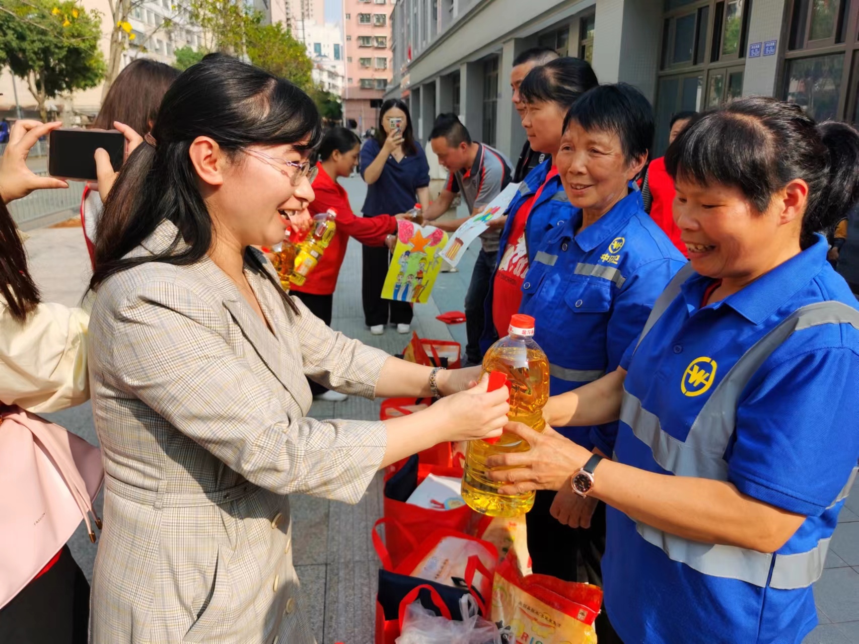 鳳凰社區(qū)五一勞動節(jié)慰問戶外勞動者活動