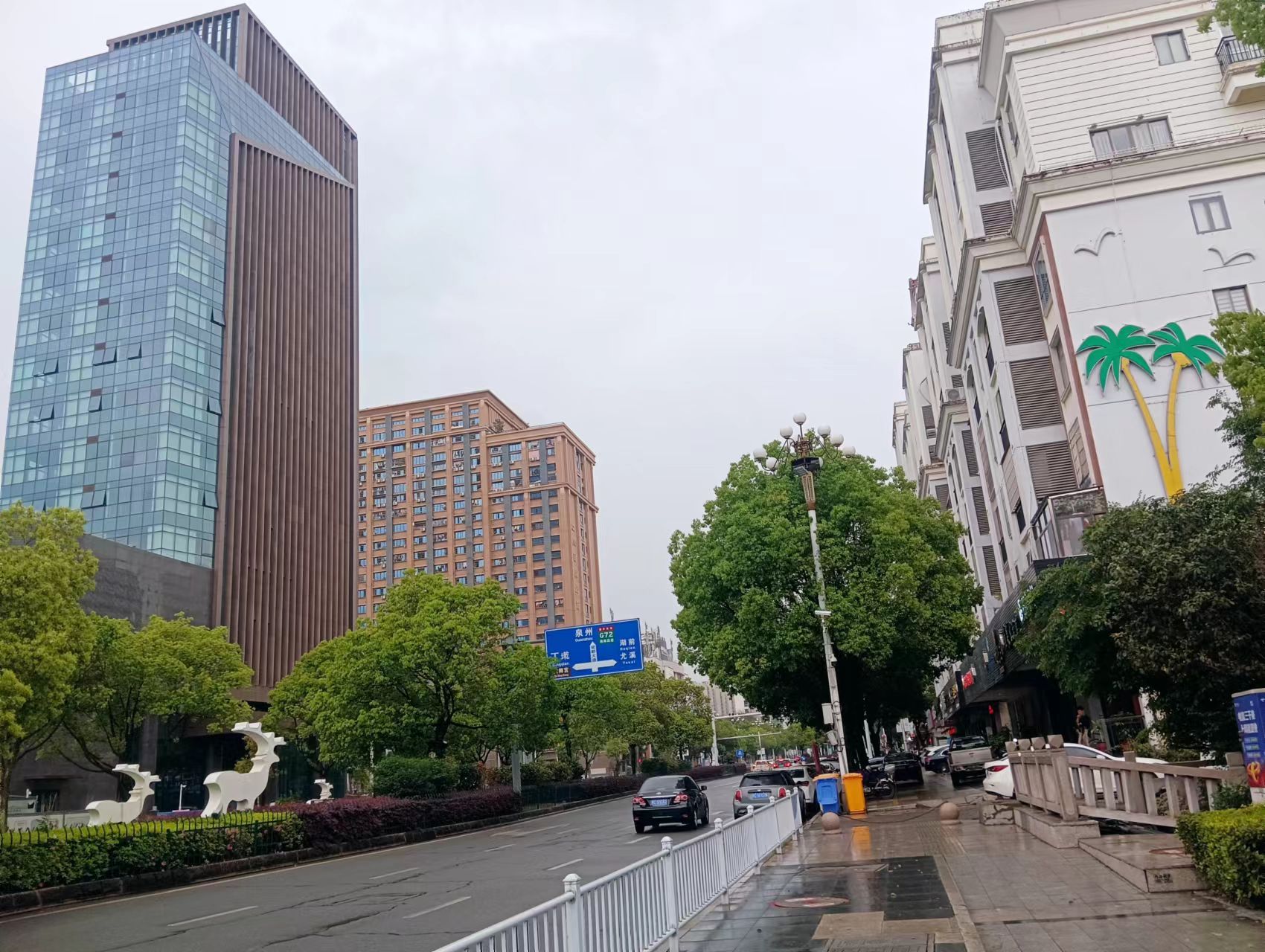 人行道亂停車丁乾信用社往龍湖公園60米