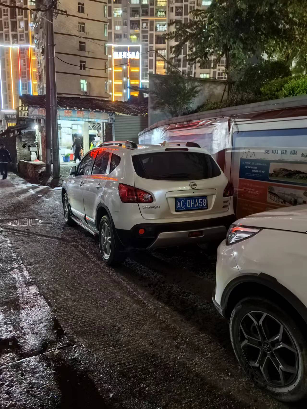 消防通道，車庫(kù)出口，亂停違停小轎車嚴(yán)重影響出行和消防安全隱患