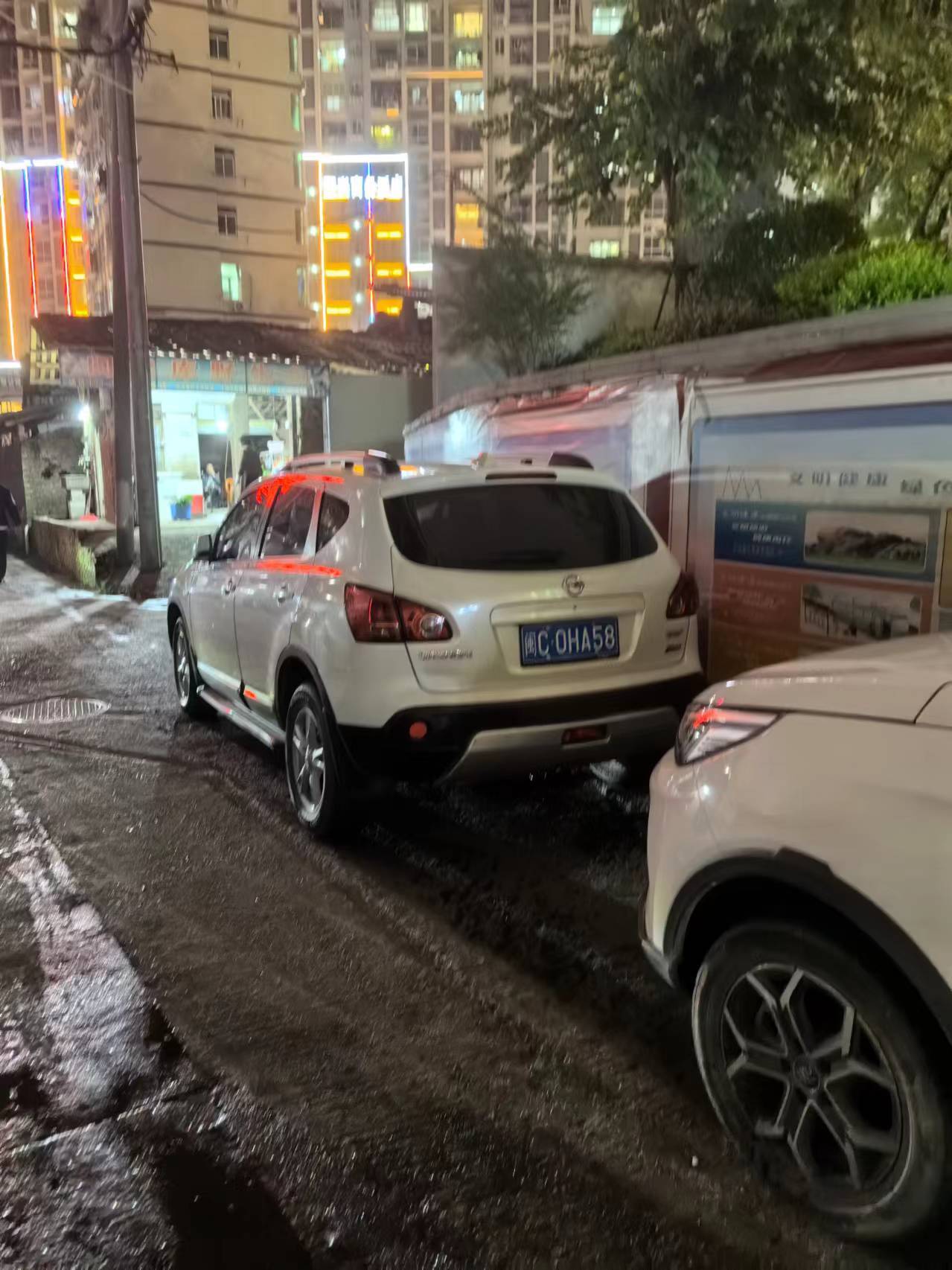 消防通道，車庫(kù)出口，亂停違停小轎車嚴(yán)重影響出行和消防安全隱患