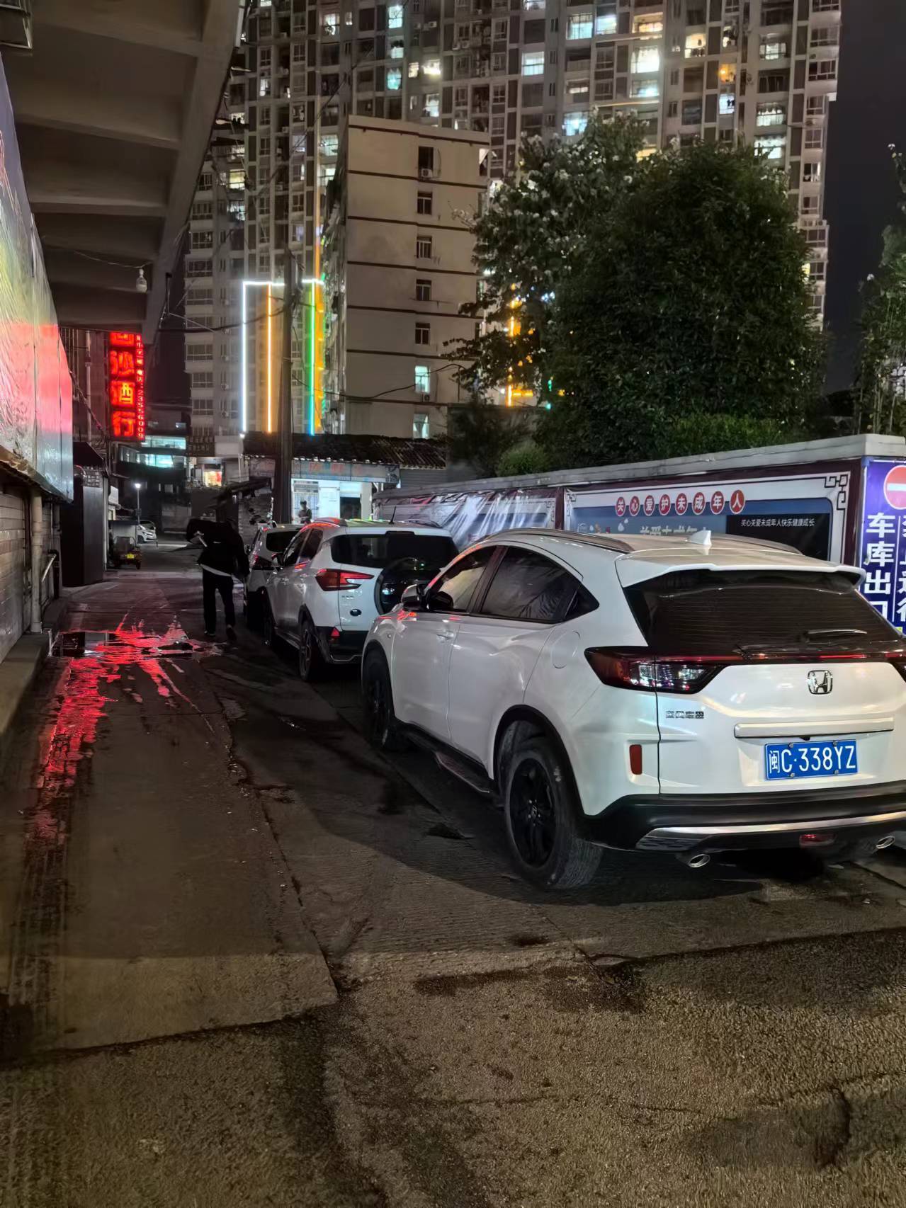 消防通道，車庫(kù)出口，亂停違停小轎車嚴(yán)重影響出行和消防安全隱患