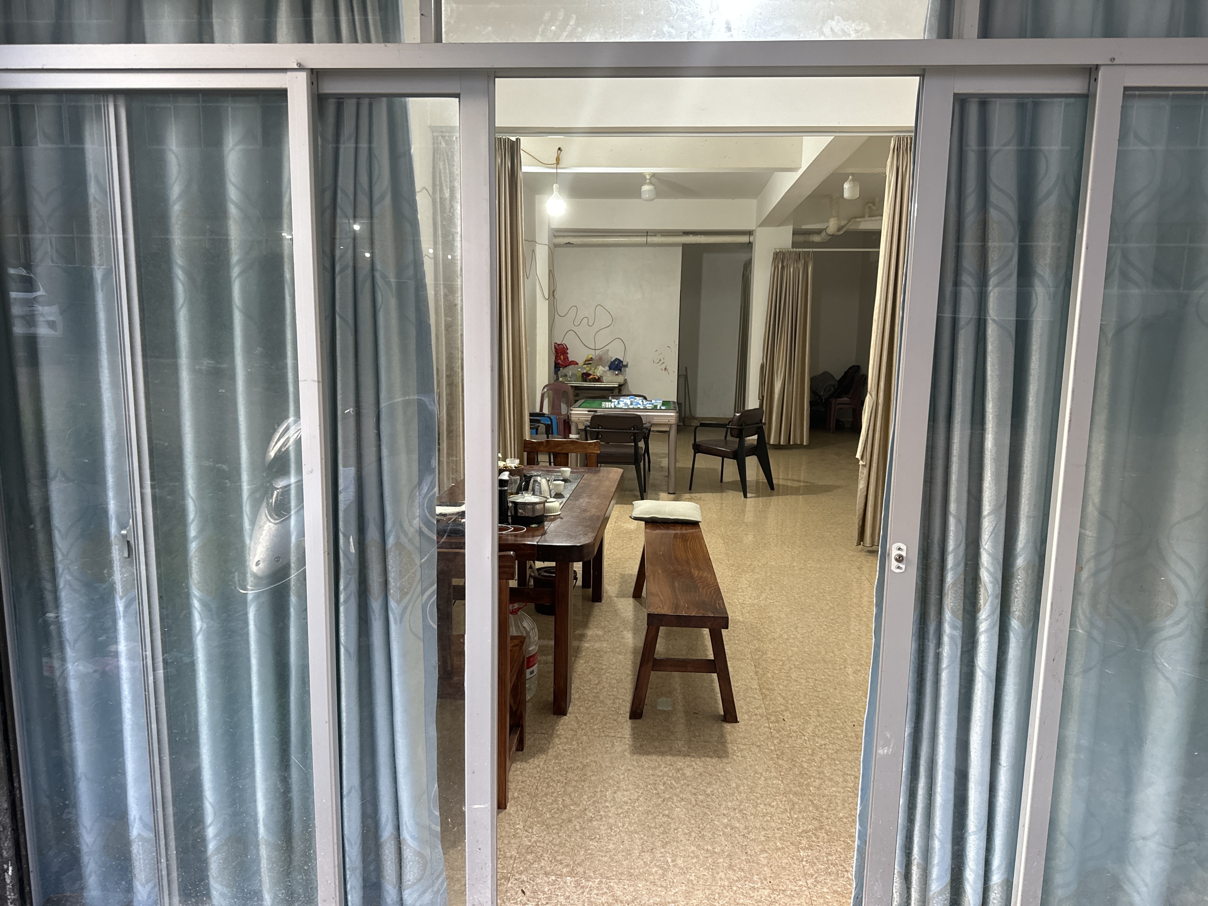 麻將店轉(zhuǎn)讓，一桌四椅，一套泡茶桌。