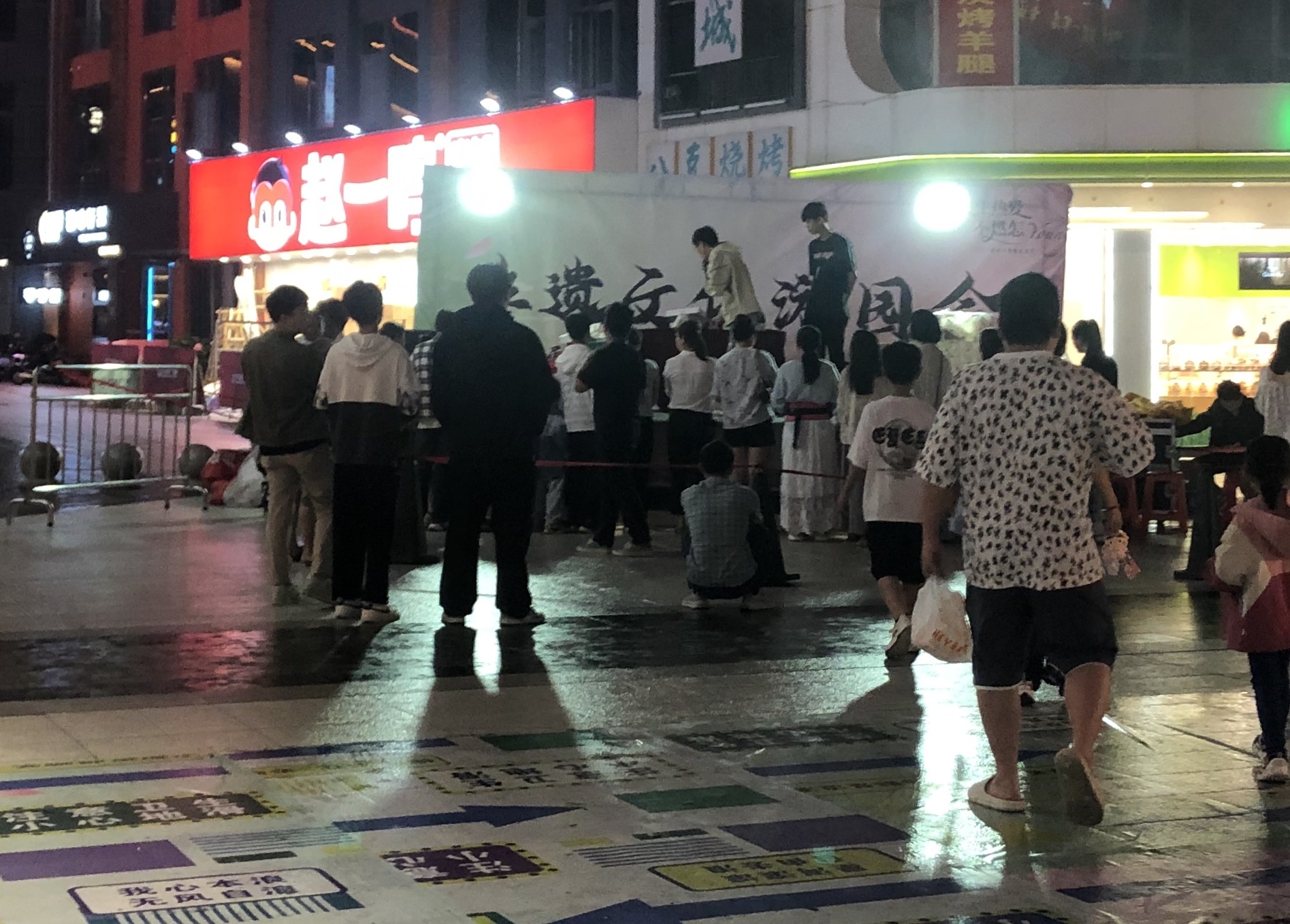 德化萬(wàn)達(dá)廣場(chǎng)管理縱容，攤位商家-欺詐洗腦消費(fèi)者購(gòu)買高額無(wú)用學(xué)習(xí)機(jī)