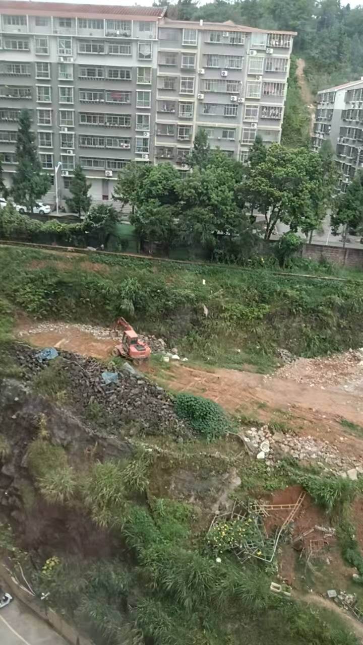 海丝广场物业在居门位宅区中间乱倒建筑垃圾