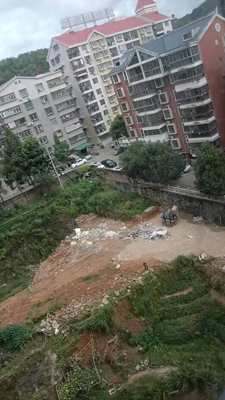 海丝广场物业在居门位宅区中间乱倒建筑垃圾