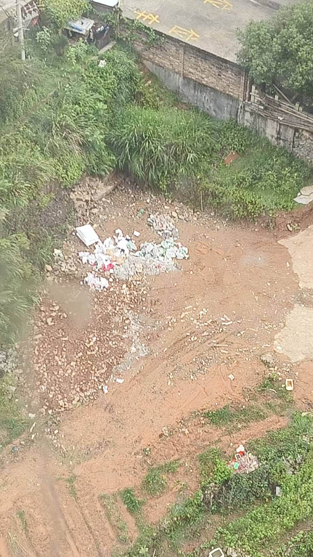 海丝广场物业在居门位宅区中间乱倒建筑垃圾