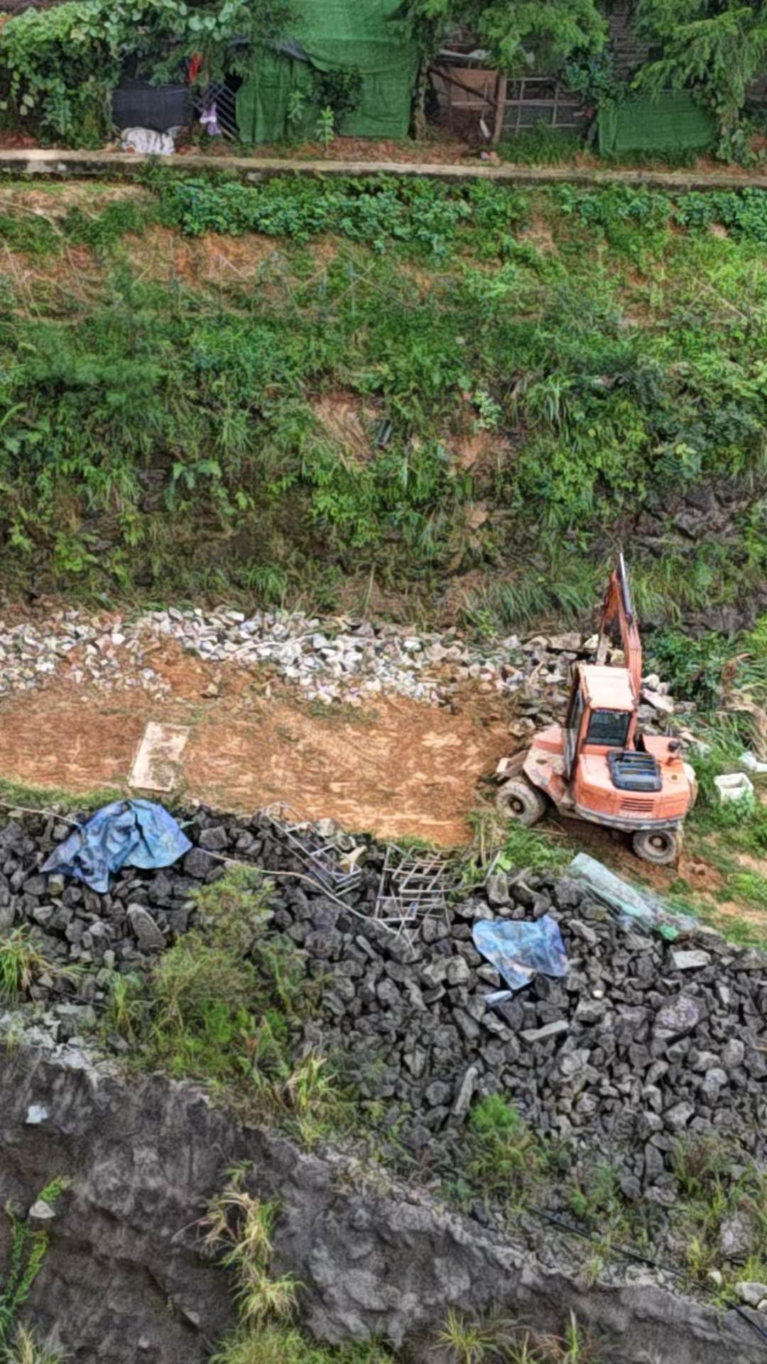 海丝广场物业在居门位宅区中间乱倒建筑垃圾
