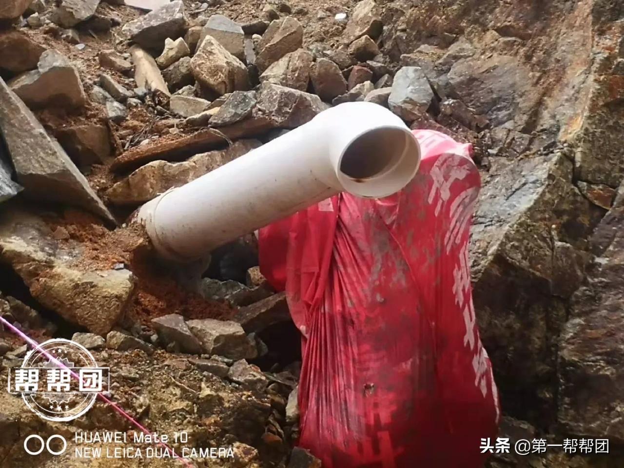 福建電視臺(tái)第一幫幫團(tuán)曝光德化縣鳳曙小區(qū)16號(hào)樓違建，違規(guī)排污到別人家房子里？