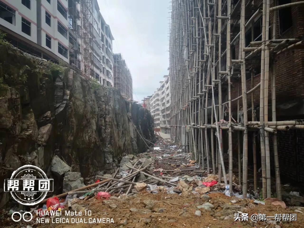 福建電視臺(tái)第一幫幫團(tuán)曝光德化縣鳳曙小區(qū)16號(hào)樓違建，違規(guī)排污到別人家房子里？