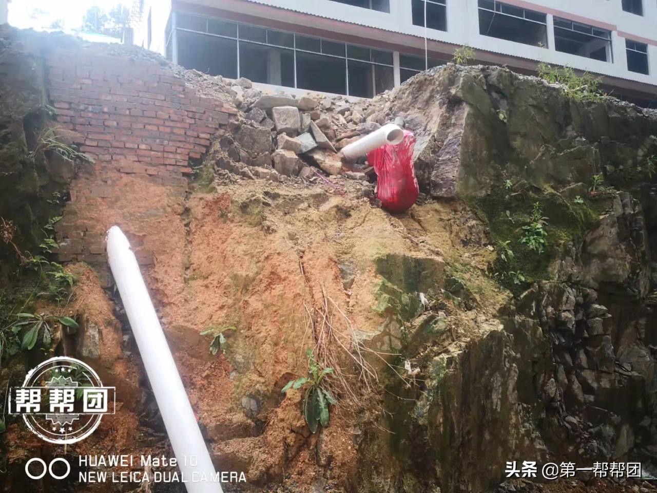 福建電視臺(tái)第一幫幫團(tuán)曝光德化縣鳳曙小區(qū)16號(hào)樓違建，違規(guī)排污到別人家房子里？