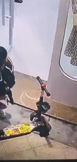 請“不小心”騎走滑板車的母女將車歸還下