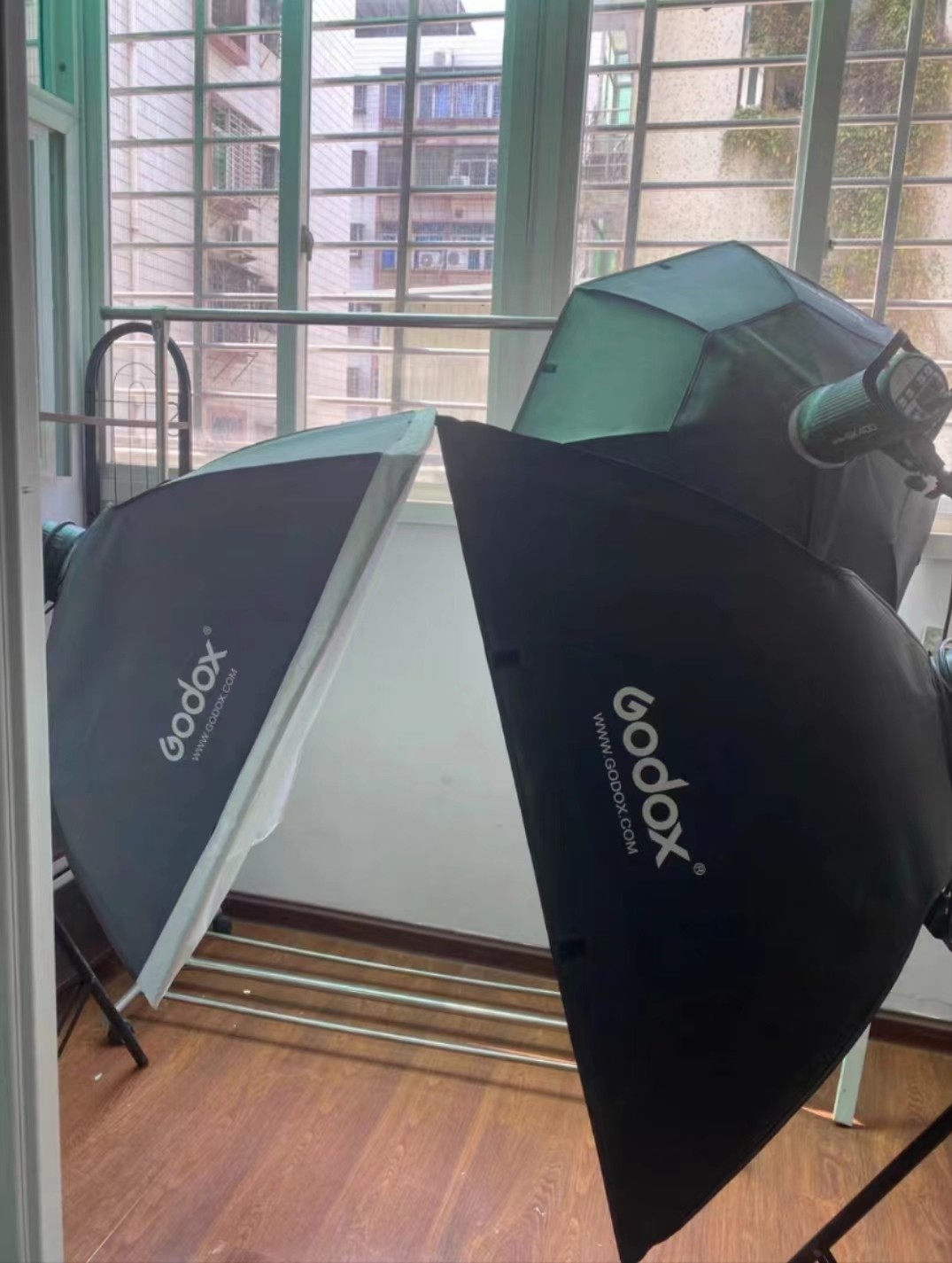 閑置出售1代神牛400W 閃光燈 3盞 附帶贈(zèng)送引閃 柔光箱